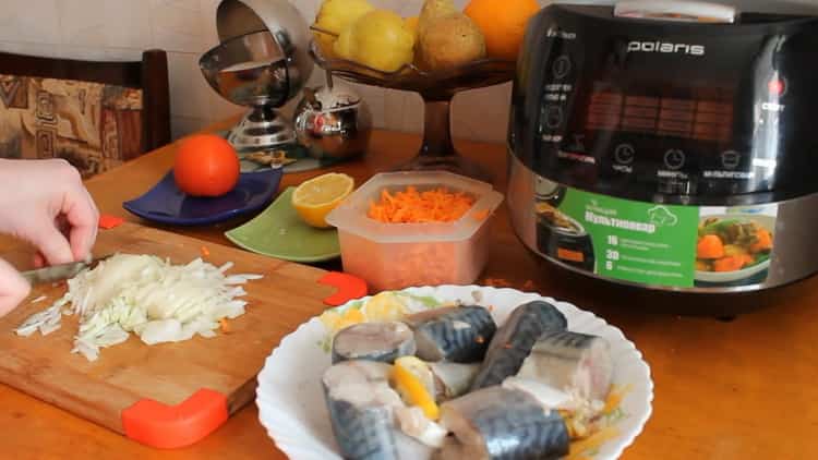 Chcete-li vařit makrelu v pomalém hrnci, nakrájejte cibuli