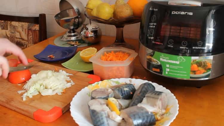 Schneiden Sie die Tomaten, um Makrelen in einem langsamen Kocher zu kochen