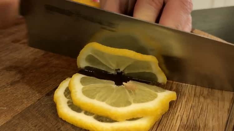 За да направите скумрия във фолио, нарязайте лимон