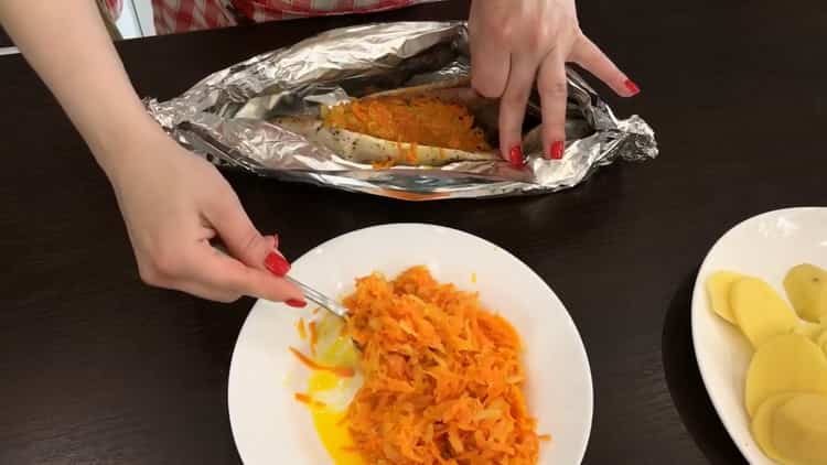 За да приготвите скумрия във фолио, наредете зеленчуците към рибата