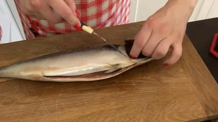 Um Makrelen in Folie zuzubereiten, bereiten Sie die Zutaten vor