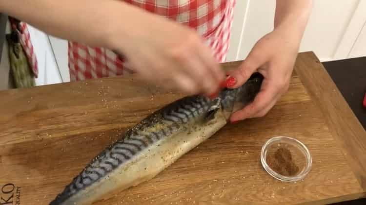Per cuocere lo sgombro in un foglio, ungere il pesce con le spezie