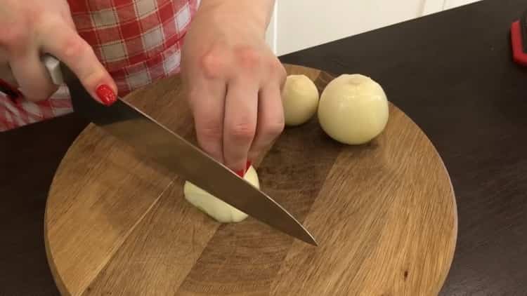 Norėdami virti skumbrę folijoje, supjaustykite svogūną
