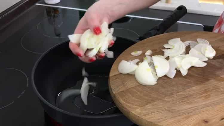 A makréla fóliában történő főzéséhez süssük meg a hagymát