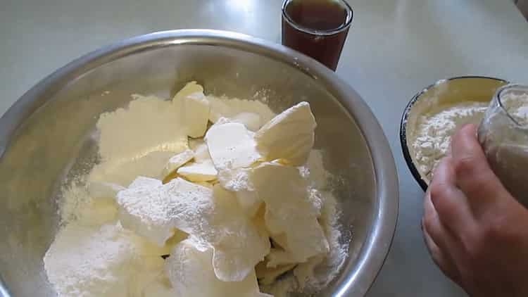 Für die Herstellung von Blätterteig. Butter mit Mehl mischen