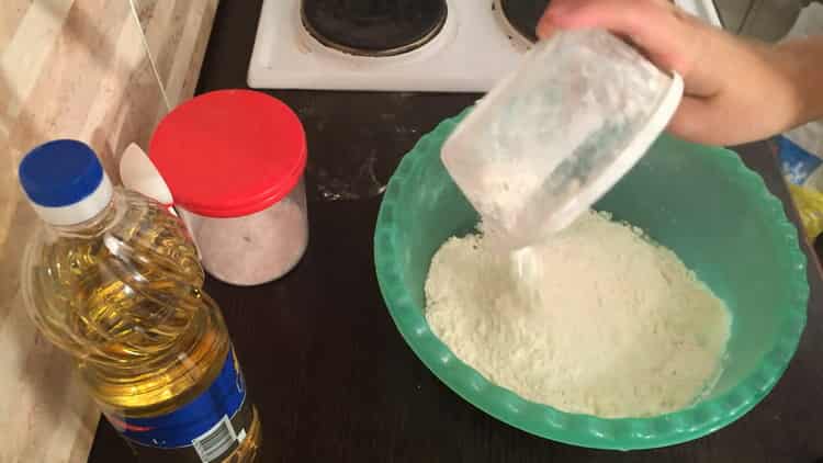 Szitálj lisztet a puff khinkali készítéséhez