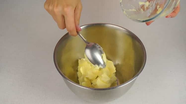 Um einen Blätterteigkuchen zu machen, schlagen Sie die Butter für die Sahne