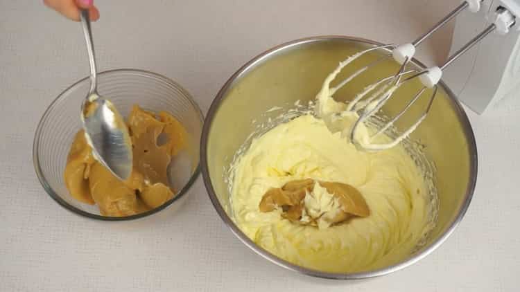 Per preparare una torta sfoglia, preparare una crema
