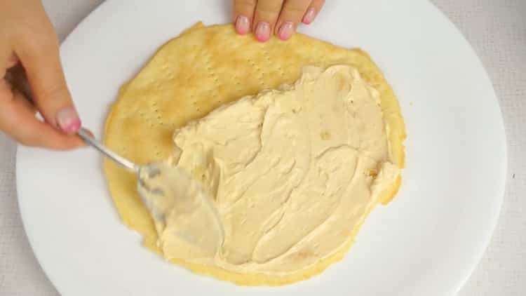 Um einen Blätterteigkuchen zuzubereiten, bestreichen Sie die Kuchen mit Butter