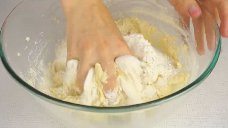 Per fare una torta sfoglia, mescola gli ingredienti per l'impasto.