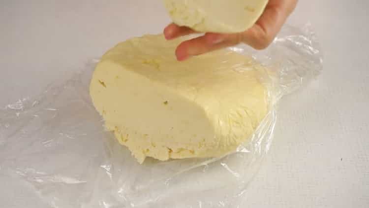 Per preparare una torta sfoglia, tagliare l'impasto in porzioni