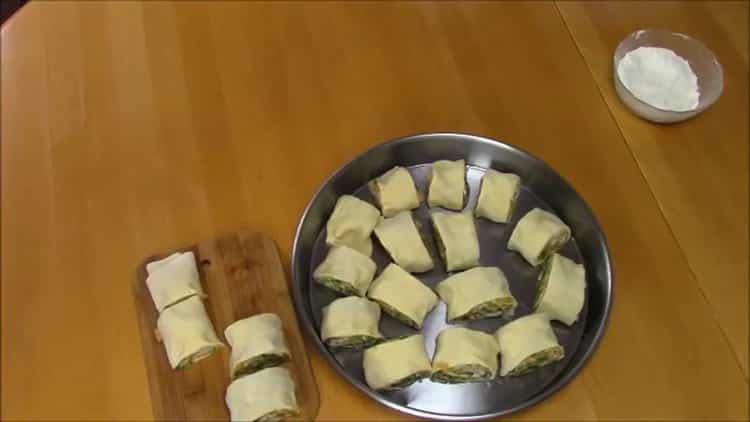 Puff khinkali készítéséhez vágja le a tésztát