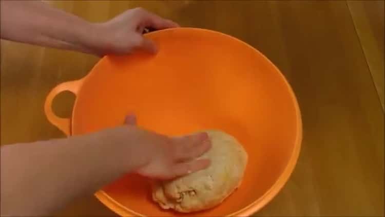 Puff khinkali készítéséhez gyúrjuk meg a tésztát