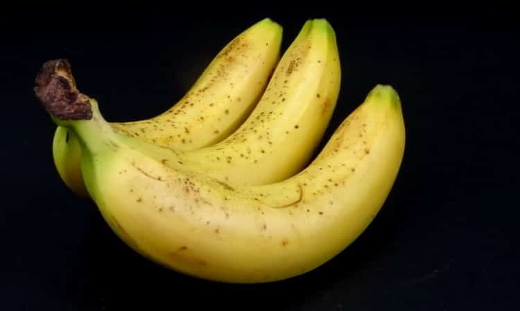 Kuori ainesosat banaanimassien valmistamiseksi.