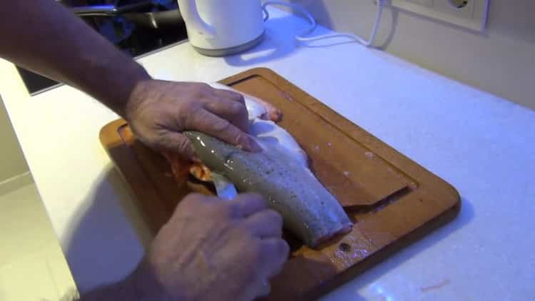 Suolatun kalan valmistamiseksi grillitä kala
