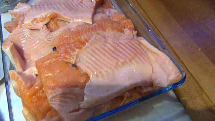Per preparare il pesce salato, tagliare il pesce