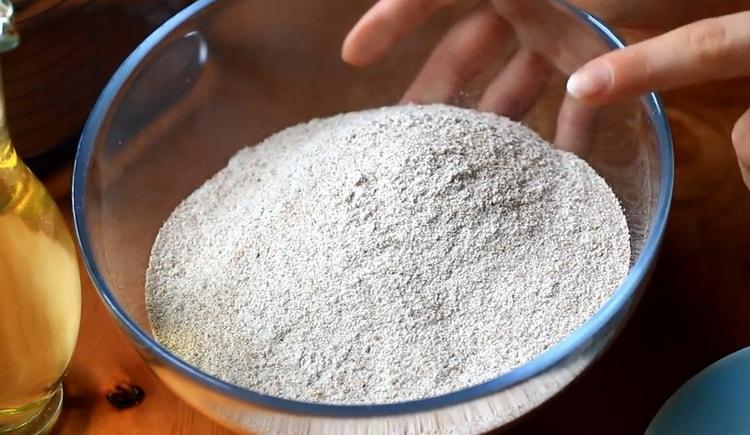 Για την προετοιμασία των cookies αλάτι, ετοιμάστε τα συστατικά