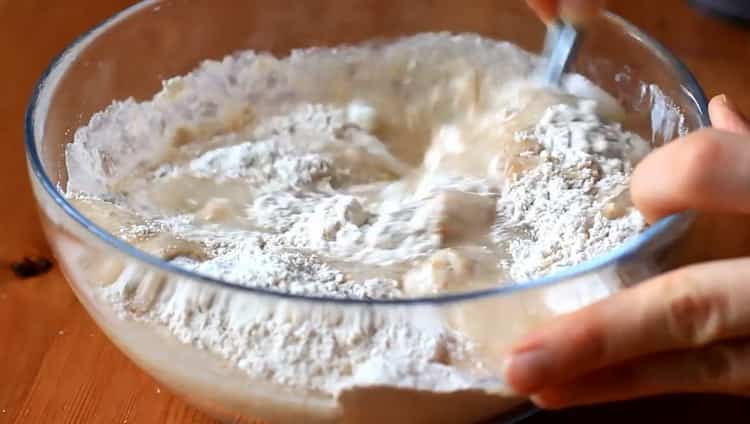 За да приготвите солени бисквитки, подгответе съставките за тестото.