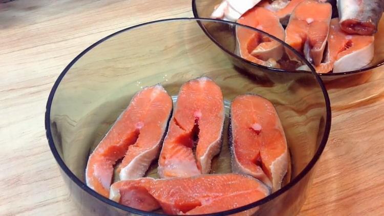 Per cucinare bistecche di salmone rosa, marinare il pesce