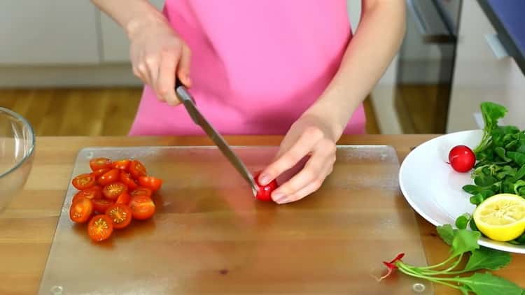 Hacken Sie eine Tomate, um einen Lachsrochen im Ofen zuzubereiten