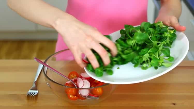 Norėdami orkaitėje padaryti lašišos čiuožyklą, paruoškite salotas