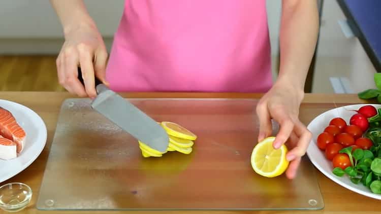За да направите скейтборд от сьомга във фурната, нарязайте лимон