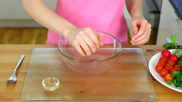Για να προετοιμάσετε μια παλάμη σολομού στο φούρνο, χύστε το χυμό σε ένα πιάτο