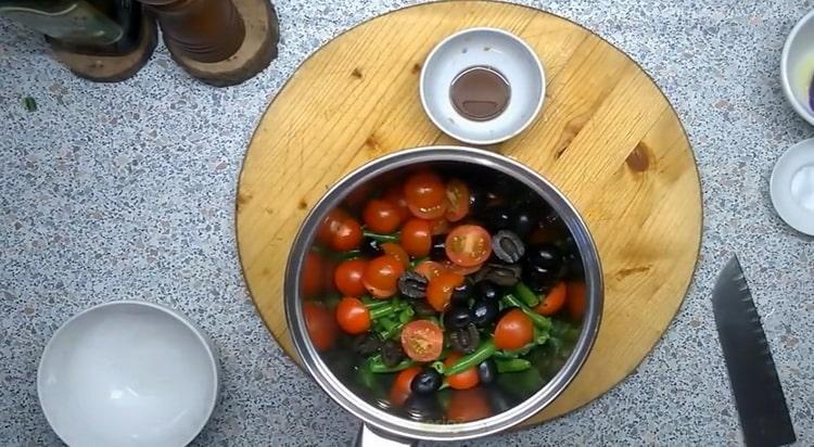 Das Rezept für Sterlet mit Kartoffeln und einer Beilage aus Bohnen, Tomaten und Oliven