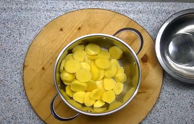 Schneiden Sie die Kartoffeln, um das Sterlet zuzubereiten
