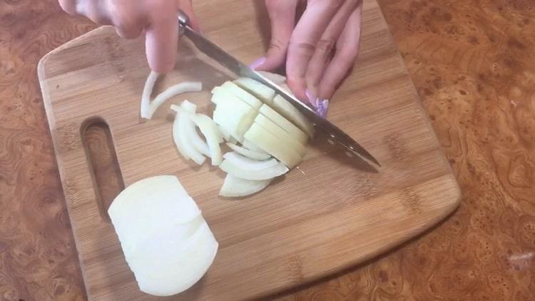 Σύμφωνα με τη συνταγή μαγειρέματος στο φούρνο, ψιλοκόψτε τα κρεμμύδια