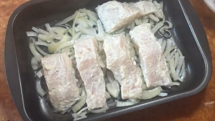 Σύμφωνα με τη συνταγή για το μαγείρεμα πέρκα στο φούρνο, βάλτε το κρεμμύδι και τα ψάρια σε ένα φύλλο ψησίματος