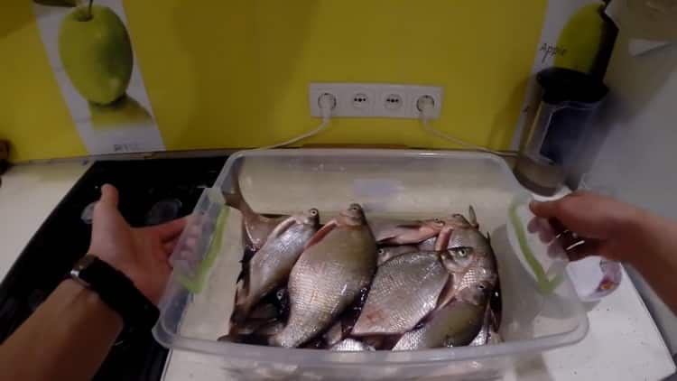 Um getrockneten Fisch zuzubereiten, spülen Sie die Zutaten mit Salz