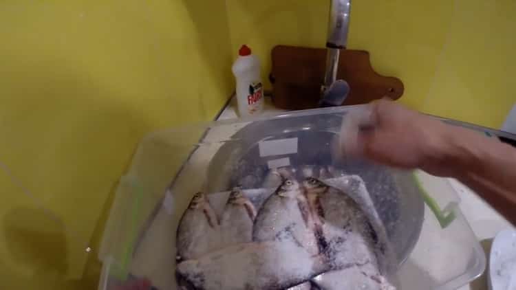 Per preparare il pesce essiccato, sciacquare il pesce con un sale