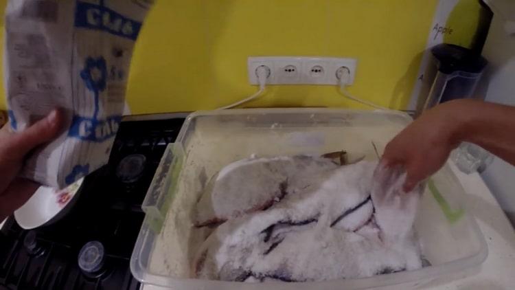 A szárított hal elkészítéséhez készítsen sót