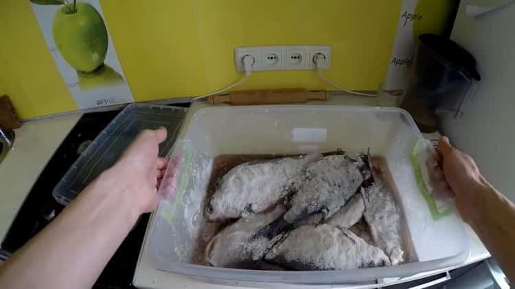 Um getrockneten Fisch zuzubereiten, lassen Sie den Fisch salzen