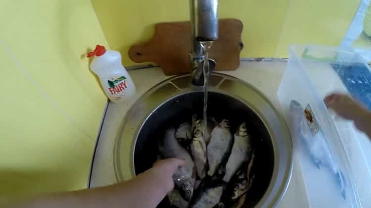 Per preparare il pesce essiccato, prepara gli ingredienti