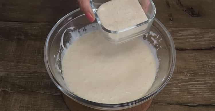 Για να κάνετε cheesecakes, ετοιμάστε τη ζύμη