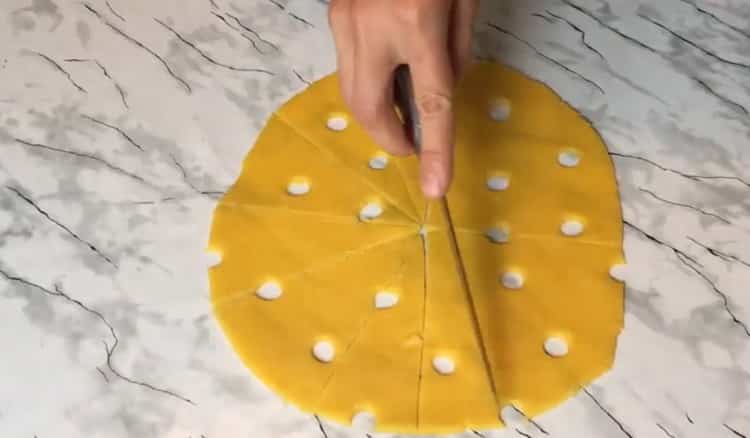 Schneiden Sie den Teig, um Käsekekse zu machen