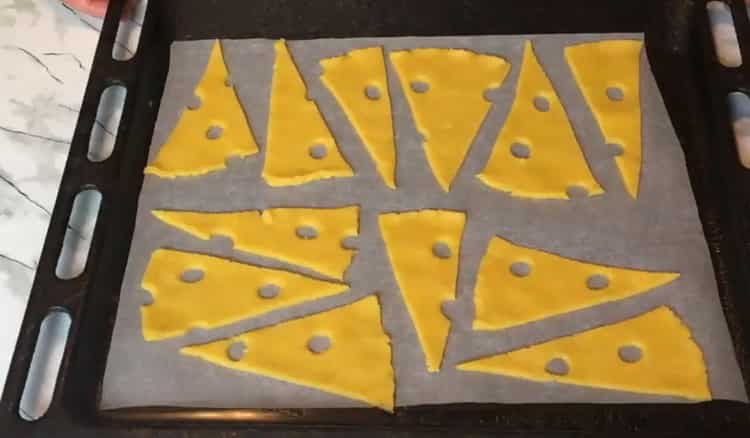 Chcete-li vyrobit sýrové sušenky, předehřejte troubu