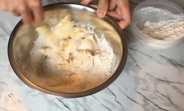 За да направите сирене бисквити, добавете брашно