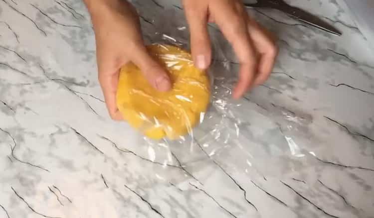 За да направите сирене бисквити, поставете тестото в хладилника