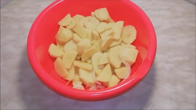 Zum Kochen von Fischkäse die Kartoffeln hacken