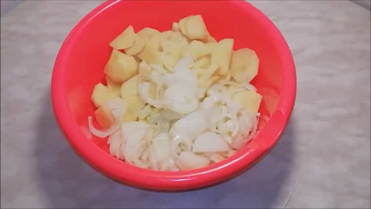 Per cucinare cipolle tritate con formaggio di pesce