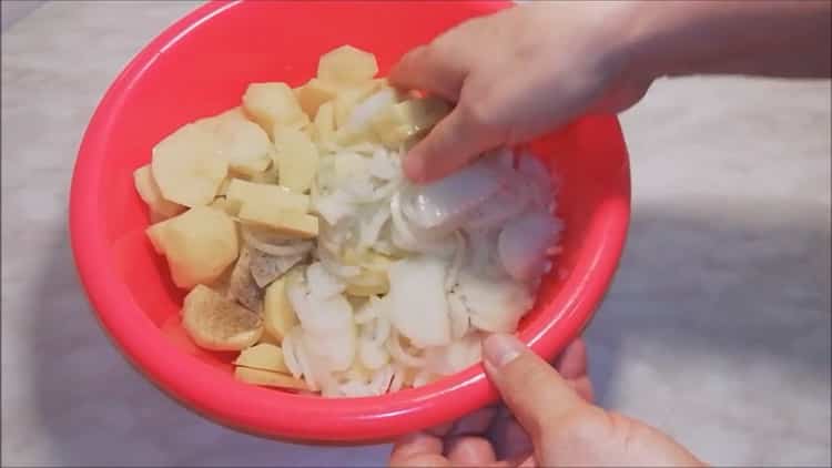 Für die Zubereitung von Fischkäse die Zutaten mischen und salzen