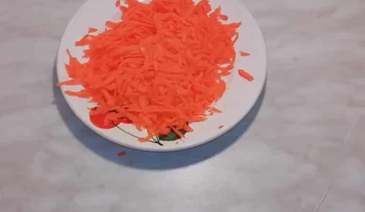 За готвене на рибено сирене нарежете моркови