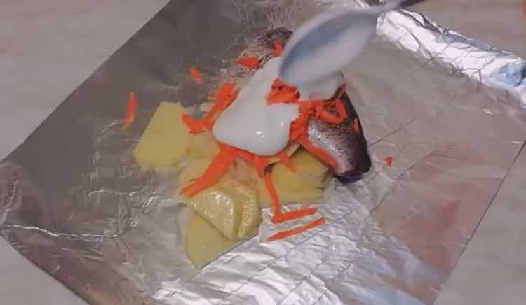 Per cucinare il formaggio di pesce mettere gli ingredienti su un foglio