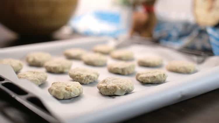Painitin ang oven upang makagawa ng curd oatmeal cookies