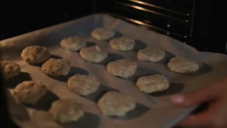 Chcete-li připravit ovesné vločky tvarohové sušenky, upékejte polotovary