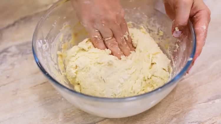 Per la preparazione di biscotti di ricotta, le zampe di gallina impastano la pasta