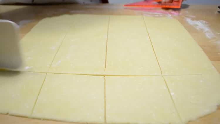 Chcete-li vytvořit obálky s tvarohovým sýrem, nakrájejte těsto